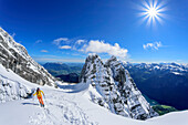 Frau auf Skitour steigt ins Watzmannkar auf, Kleiner Watzmann im Hintergrund, Watzmannkar, Drittes Watzmannkind, Berchtesgadener Alpen, Nationalpark Berchtesgaden, Oberbayern, Bayern, Deutschland