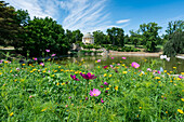 Sommertag mit blauem Himmel im Esterhazy Schlosspark in Eisenstadt, Burgenland, Österreich