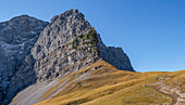 Auf dem Weg zur Falkenhütte unterhalb der majestätischen Laliderer Wände, Großer Ahornboden, Karwendel, Tirol, Österreich