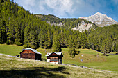 Malerischer Bergbauernhof vor beeindruckenden Kulisse des Peitlerkofel, Südtirol, Italien, Europa
