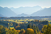 Herrlicher Blick von der Aidlinger Höhe in Richtung Wettersteingebirge an einem Oktoberabend, Aidling, Murnau, Bayern, Deutschland, Europa