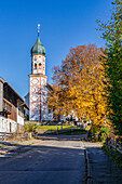 Blick auf die Kirche von Aidling im Oktober, Aidling, Murnau, Bayern, Deutschland, Europa