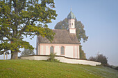 St. Georg im Oktober im Morgennebel, Murnau, Bayern, Deutschland
