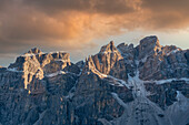 Bei Sonnenuntergang unterhalb der Geislergruppe, Puez-Geisler, Lungiarü, Dolomiten, Italien, Europa\n