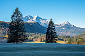 Blick auf Wetterstein mit Alpspitze und Zugspitze, Klais, Werdenfelser Land, Oberbayern, Bayern, Deutschland