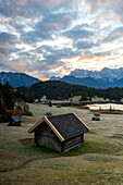 Sonnenaufgang am Geroldsee mit Karwendelgebirge, Klais, Werdenfelser Land, Bayern, Deutschland