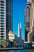 Hochhäuser und Moschee, Dubai Marina, Dubai, Vereinigte Arabische Emirate