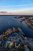 Ausblick von Turm Näsinneula auf Särkänniemi Freizeitpark, Tampere, Finnland