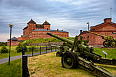 Finnisches Artilleriemuseum vor der Burg und Festung von Hämeenlinna, Finnland