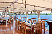 Gedeckter Tisch auf Schiffsdeck, Nil, Ägypten