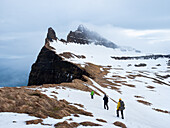 Forscher an den Klippen vom Hornstrandir Naturreservat, Hornvik Bucht, Island, Europa