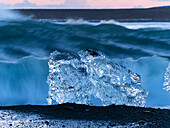 Eisbrocken am schwarzen Strand bei Jökulsa, Sudausturland, Island, Europa