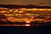 Stimmungsvoller Sonnenuntergang auf dem Atlantik vor den Kanaren, Europa