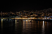 Blick vom Hafen auf das nächtliche Funchal, Portugal, Europa