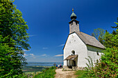 Schnappenkirche mit Chiemsee im Hintergrund, Schnappenkirche, Hochgern, Chiemgauer Alpen, Salzalpensteig, Oberbayern, Bayern, Deutschland