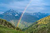 Regenbogen über den Nockbergen, Nockberge, Nockberge-Trail, UNESCO Biosphärenpark Nockberge, Gurktaler Alpen, Kärnten, Österreich