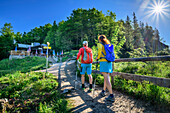 Mann und Frau wandern auf Grünsteinhütte zu, Grünstein, Salzalpensteig, Berchtesgadener Alpen, Oberbayern, Bayern, Deutschland
