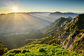 Sonnenaufgang über Totem Gebirge und Bad Goisern, vom Hohen Kalmberg, Salzkammergutberge, UNESCO Welterbe Hallstatt, Oberösterreich, Österreich