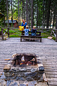 Grillplatz auf Campingplatz Sulkavan Oravanpesät, Zwischen Juva und Sulkava führt die bekannte Kanutour Eichhörnchen Tour (Oravareitti) entlang, Finnische Seenplatte, Finnland