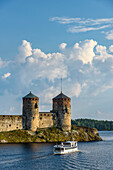 Ausflugsschiff an der Burg Olavinlinna in Savonlinna, Finnland