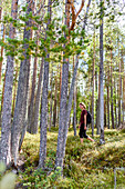 Frau wandert im Patvinsuo-Nationalpark, Finnland