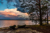 Lichtstimmung nach Gewitter im Patvinsuo-Nationalpark, Finnland