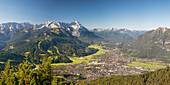 Panorama vom Wank, 1780m, auf das Wettersteingebirge mit Alpspitze 2628m, Jubiläumsgrat und Zugspitze 2962m, Werdenfelser Land, Oberbayern, Bayern, Deutschland, Europa