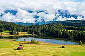 Geroldsee, dahinter das wolkenverhangene Karwendelgebirge, Werdenfelser Land, Oberbayern, Bayern, Deutschland, Europa