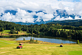 Geroldsee, behind it the cloud-covered Karwendel Mountains, Werdenfelser Land, Upper Bavaria, Bavaria, Germany, Europe