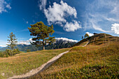 Panorama vom Hoher Kranzberg, 1397m auf das wolkenverhangene Karwendelgebirge, Werdenfelser Land, Oberbayern, Bayern, Deutschland, Europa