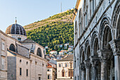 Blick auf den Rektorenpalast und die alten Gebäude der Altstadt von Dubrovnik, Dalmatien, Kroatien.