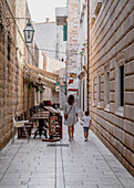 Mutter geht mit ihrem Sohn durch die Gassen der Altstadt von Dubrovnik, Dalmatien, Kroatien.