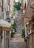 Durch die Gassen der Altstadt von Dubrovnik, Dalmatien, Kroatien.