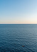 Blick hinaus aufs adriatische Meer vor Dubrovnik, Dalmatien, Kroatien.