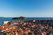 Panoramablick auf die Insel Lokrum und die Altstadt von Dubrovnik, Dalmatien, Kroatien.