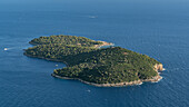 Blick vom Mount Srd hinunter auf die Insel Lokrum vor Dubrovnik, Dalmatien, Kroatien.