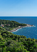 Panoramablick auf die Insel Lokrum und das adriatische Meer vor Dubrovnik, Dalmatien, Kroatien.