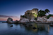 Frühmorgens an der Pile Bucht, mit Blick auf das Fort Lovrijenac außerhalb der Stadtmauern von Dubrovnik, Dalmatien, Kroatien.