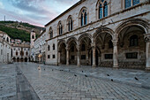 Sonnenaufgang über dem Rektorenpalast der Altstadt von Dubrovnik, Dalmatien, Kroatien.