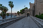 Frühmorgens durch die menschenleeren Gassen in der nähe des Ploce Tores der Altstadt von Dubrovnik, Dalmatien, Kroatien.