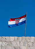 Die wehende Flagge über dem Fort Lovrijenac in Dubrovnik, Dalmatien, Kroatien.