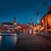 Hafen und Pier von Fjällbacka bei Nacht, an der Westküste in Schweden\n