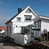Schwedisches Haus im Dorf Klädesholmen auf der Schäreninsel Tjörn im Westen von Schweden\n