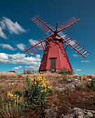 Alte Windmühle bei Mollösund auf der Schäreninsel Orust an der Westküste von Schweden, Sonne am Tag mit blauem Himmel\n