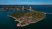 Tjörnbron Brücke zur Schäreninsel Tjörn an der Westküste von Schweden von oben, Sonne am Tag mit blauem Himmel\n