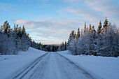 Verschneite Landstraße, Lappland, Finnland