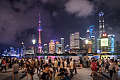 Menschenmassen bei Nacht, The Bund, Blick auf Skyline von Pudong, Shanghai, Volksrepublik China, Asien