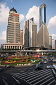 Kreisverkehr und Hochhäuser, Pudong, Shanghai, Volksrepublik China, Asien