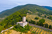 Luftaufnahme der Burg Rocca Minore in Assisi, Provinz Perugia, Umbrien, Italien