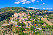 Luftansicht von Gualdo Cattaneo, Provinz Perugia, Umbrien, Italien